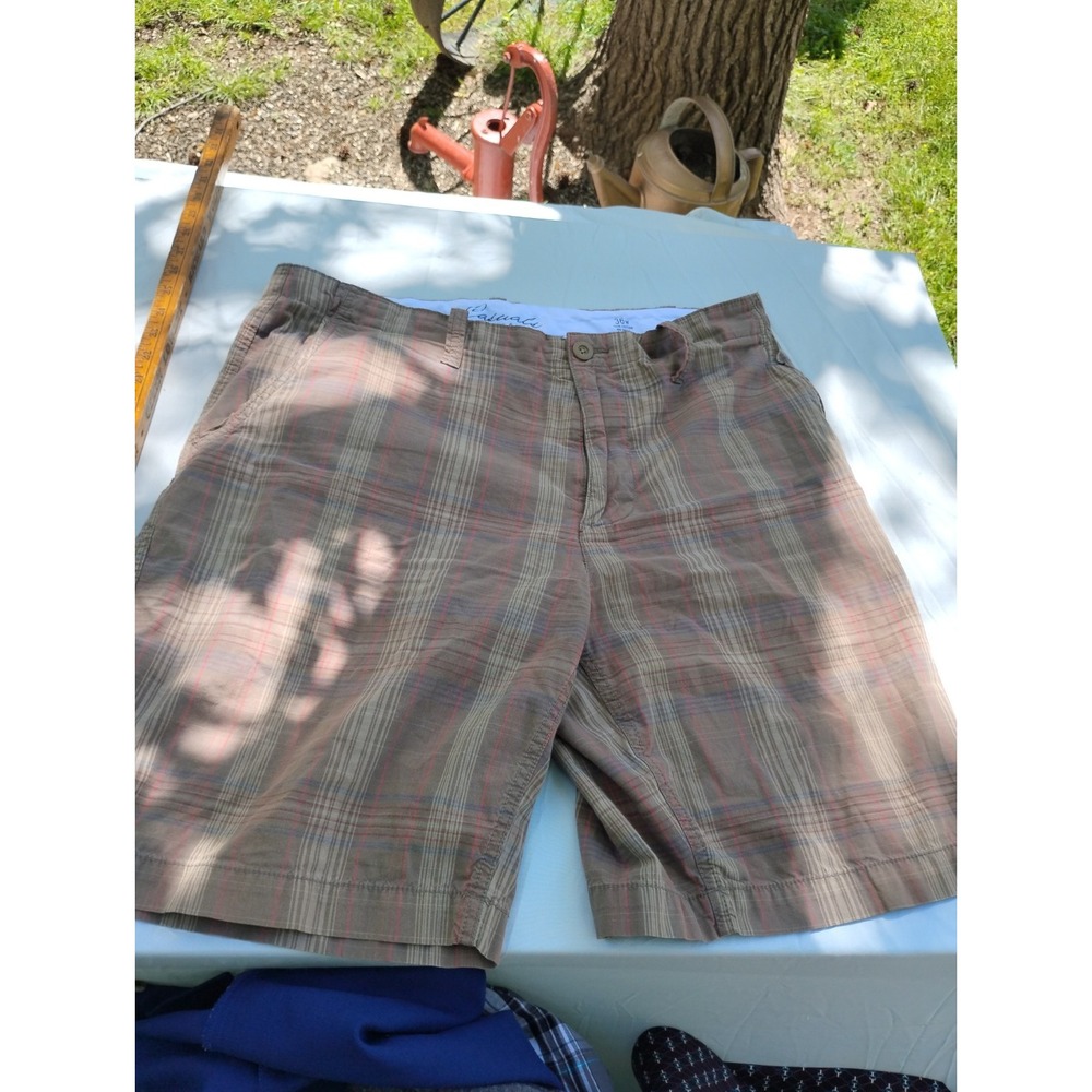 Roundtree & Yorke Plaid Shorts Men 36 Brown Red Gray Casual Flat Front Cotton